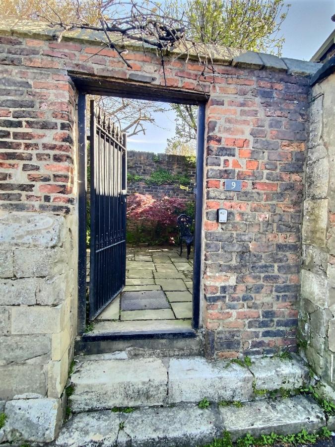 The Davey Tower, Medieval Riverside House York Exteriör bild