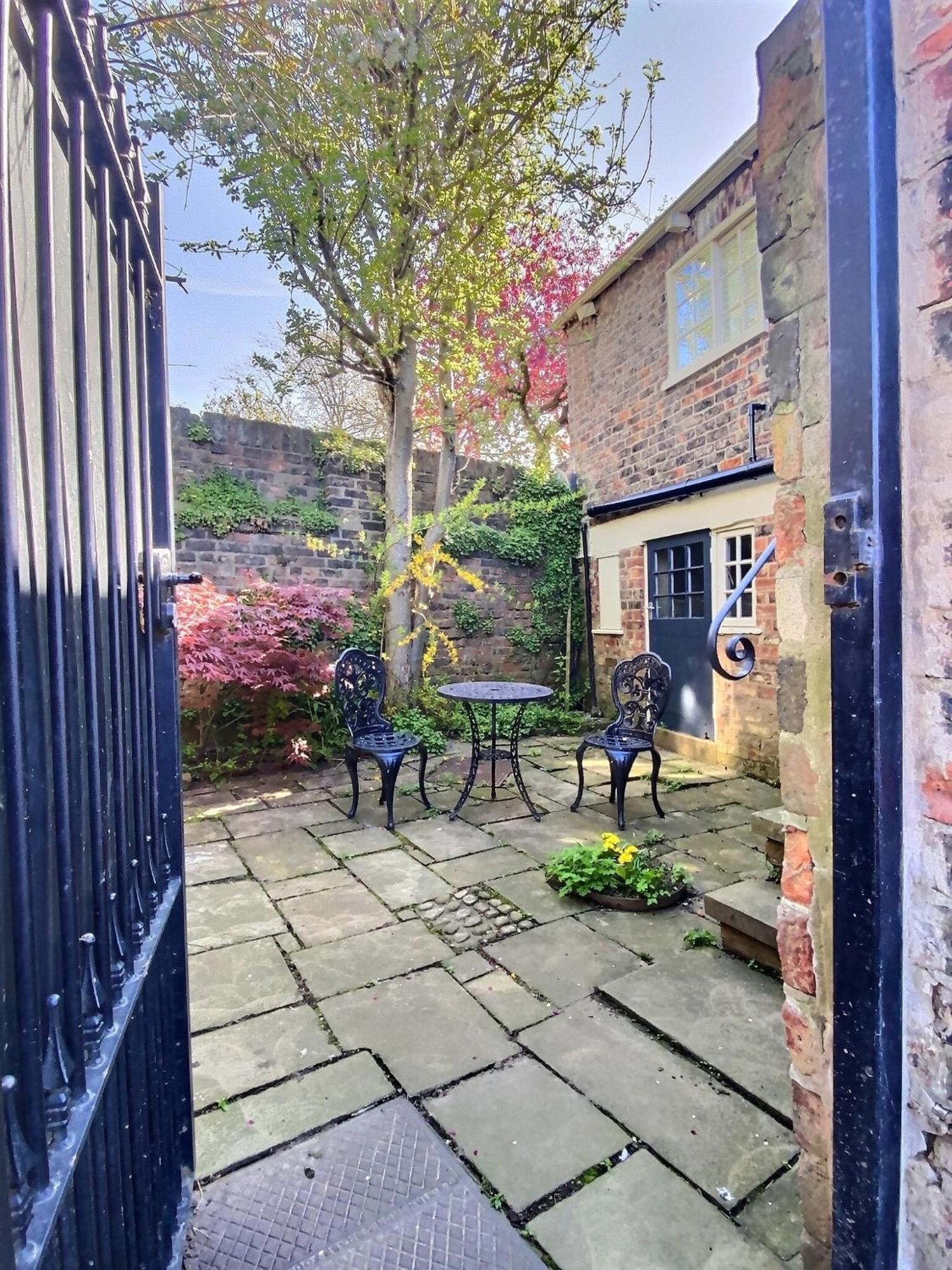 The Davey Tower, Medieval Riverside House York Exteriör bild